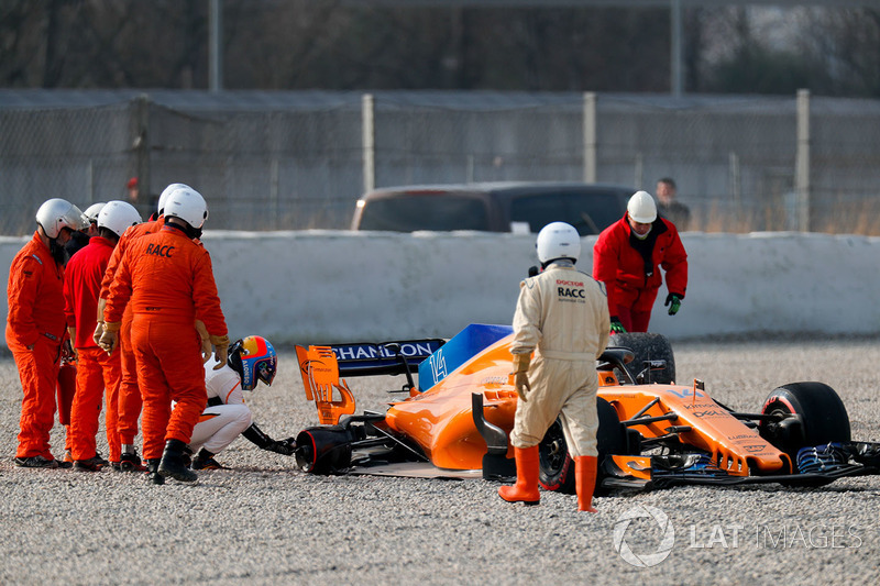 Fernando Alonso, McLaren MCL33 spins into the gravel trap after his rear wheel comes off