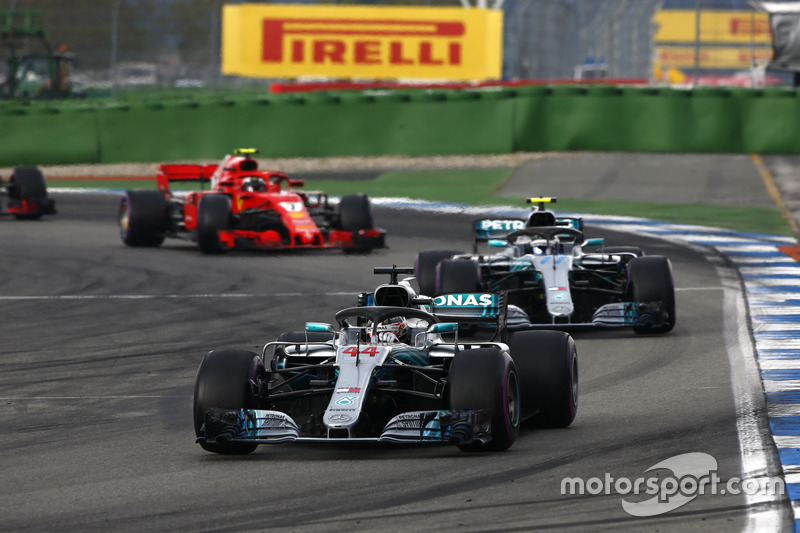 Lewis Hamilton, Mercedes AMG F1 W09, precede Valtteri Bottas, Mercedes AMG F1 W09 e Kimi Raikkonen, Ferrari SF71H