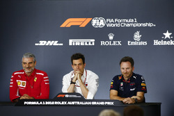 Maurizio Arrivabene, Team Principal, Ferrari, Toto Wolff, Direttore Esecutivo (Business), Mercedes AMG, e Christian Horner, Team Principal, Red Bull Racing, nella conferenza stampa