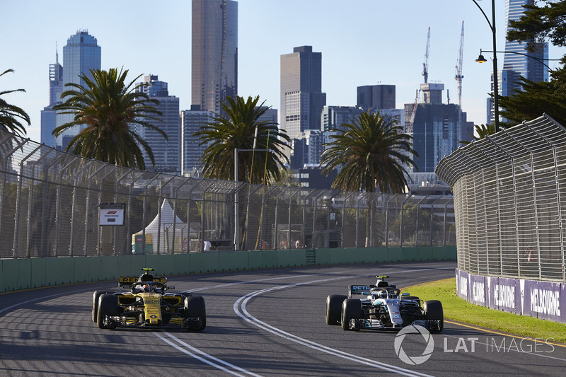Valtteri Bottas, Mercedes AMG F1 W09, adelanta a Carlos Sainz Jr., Renault Sport F1 Team R.S. 18