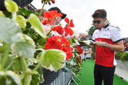Charles Leclerc, Sauber, firma autografi ai tifosi