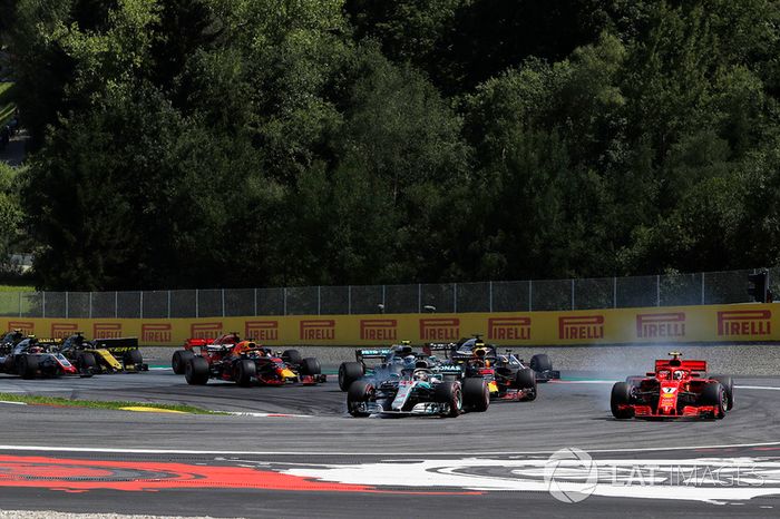 Lewis Hamilton, Mercedes-AMG F1 W09 y Kimi Raikkonen, Ferrari SF71H 