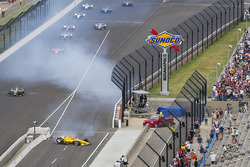 Crash: Helio Castroneves, Team Penske Chevrolet