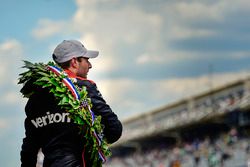 Will Power, Team Penske Chevrolet con el trofeo Borg-Warner Wreath