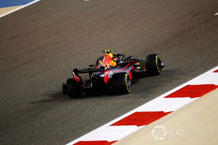 Max Verstappen, Red Bull Racing RB14 Tag Heuer, torna ai box con una foratura