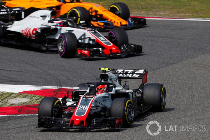 Kevin Magnussen, Haas F1 Team VF-18 Ferrari, Romain Grosjean, Haas F1 Team VF-18 Ferrari,y Fernando Alonso, McLaren MCL33 Renault