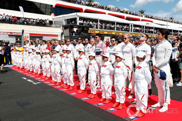Pilotos y niños de la parrilla 