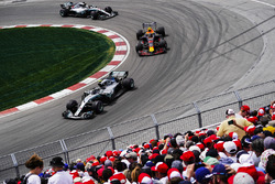 Валттери Боттас, Mercedes AMG F1 W09, Макс Ферстаппен, Red Bull Racing RB14, и Льюис Хэмилтон, Mercedes AMG F1 W09