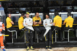 Nico Hulkenberg, Renault Sport F1 Team, Cyril Abiteboul, directeur général de Renault Sport Racing et Carlos Sainz Jr., Renault Sport F1 Team sur le muret des stands