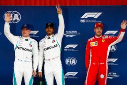 Lewis Hamilton, Mercedes AMG F1, festeggia la pole position con Valtteri Bottas, Mercedes AMG F1, e Sebastian Vettel, Ferrari