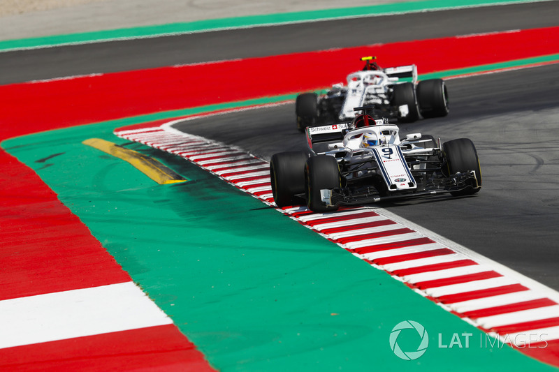 Marcus Ericsson, Sauber C37, precede Charles Leclerc, Sauber C37