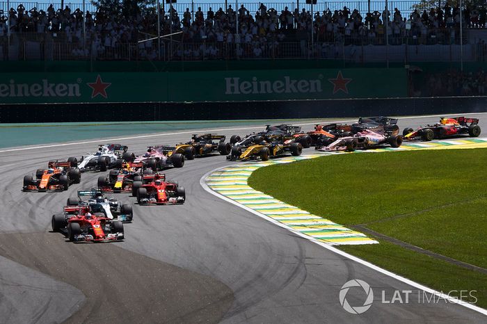 Sebastian Vettel, Ferrari SF70H, Valtteri Bottas, Mercedes AMG F1 W08, Kimi Raikkonen, Ferrari SF70H, Max Verstappen, Red Bull Racing RB13, Fernando Alonso, McLaren MCL32, the rest of the field at the start