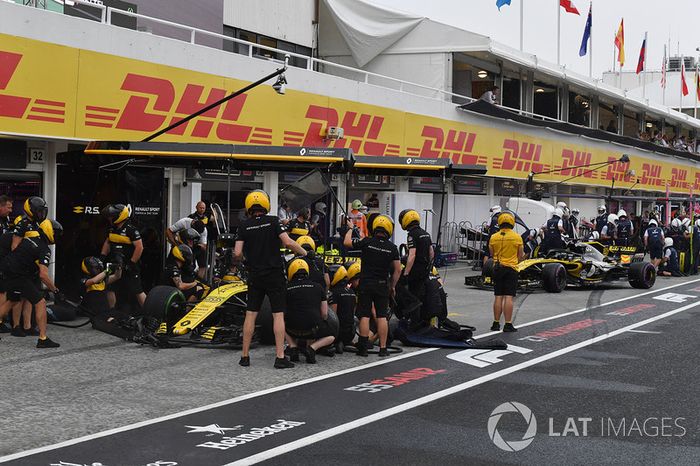 Carlos Sainz Jr., Renault Sport F1 Team R.S. 18 pit stop