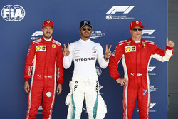Себастьян Феттель, Феррарі, володар поулу Льюіс Хемілтон, Mercedes AMG F1 і Кімі Райкконен, Ferrari, святкують після кваліфікації