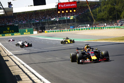 Daniel Ricciardo, Red Bull Racing RB14, leads Nico Hulkenberg, Renault Sport F1 Team R.S. 18, Romain Grosjean, Haas F1 Team VF-18, and Marcus Ericsson, Sauber C37, for practice starts at the end of the session