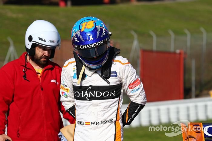 Fernando Alonso, McLaren MCL33 parado fuera de pista