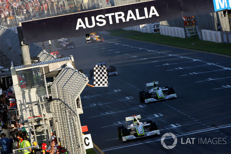 Checkered flag for Jenson Button, Brawn Grand Prix BGP 001 and Rubens Barrichello, Brawn Grand Prix BGP 001