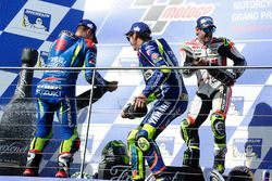Podium: ganador, Cal Crutchlow, Team LCR Honda, segundo, Valentino Rossi, Yamaha Factory Racing, ter