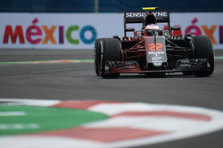 Jenson Button, McLaren MP4-31, mit Flo-Viz-Farbe