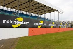 Logos de Motorsport.com alrededor de la pista