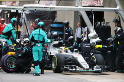 Lewis Hamilton, Mercedes AMG F1 W07 Hybrid fa un pit stop