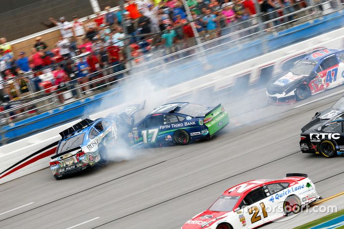 A corrida foi marcada por grandes acidentes, como este de Ricky Stenhouse Jr. e Kevin Harvick quase na linha de chegada