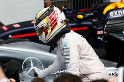 Winnaar Lewis Hamilton, Mercedes AMG F1 W07 Hybrid in parc ferme