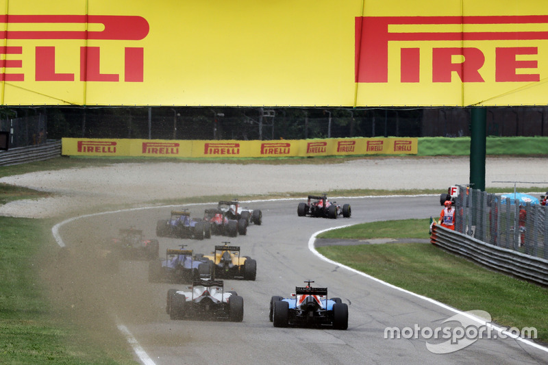 Esteban Ocon, Manor Racing MRT05 andEsteban Gutierrez, Haas F1 Team VF-16 at the start of the race