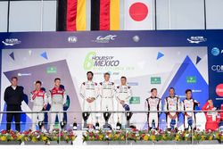 Podium: ganadores, Timo Bernhard, Mark Webber, Brendon Hartley, Porsche Team, segundo, Marcel Fässle
