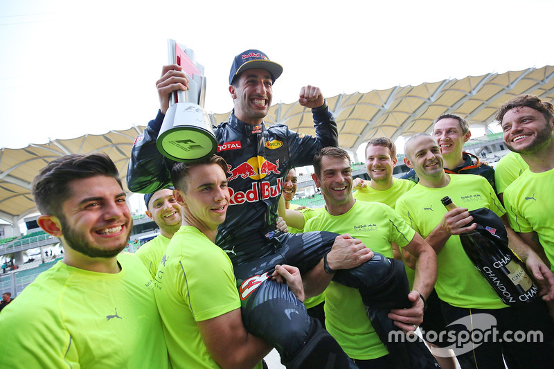 Ganador, Daniel Ricciardo, Red Bull Racing celebra con su equipo
