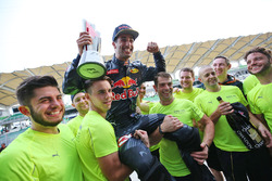 Переможець гонки Даніель Ріккардо, Red Bull Racing святкує разом із командою