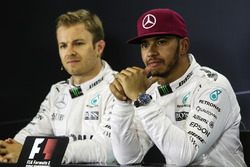 (Da Sx a Dx): Nico Rosberg, Mercedes AMG F1 e il compagno di squadra Lewis Hamilton, Mercedes AMG F1
