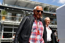 Dr Helmut Marko, Red Bull Motorsport Consultant y Dietrich Mateschitz, Red Bull