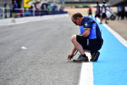 Ingeniero de Michelin toma la temperatura en la pista
