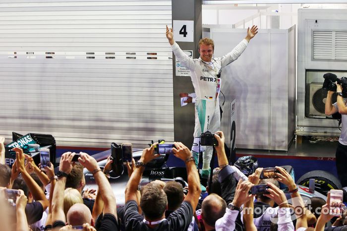 Rosberg celebra la 14ª victoria de Mercedes en 2016 en Singapur