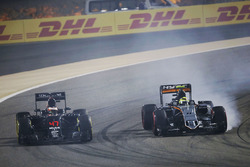 Stoffel Vandoorne, McLaren MP4-31 y Sergio Pérez, Sahara Force India F1 VJM09