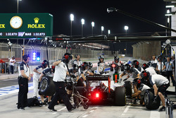 Esteban Gutierrez, Haas F1 Team VF-16 practices a pit stop