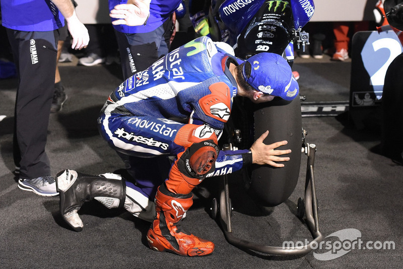Хорхе Лоренсо, Movistar Yamaha MotoGP, Yamaha, в закритому парку цілує колесо