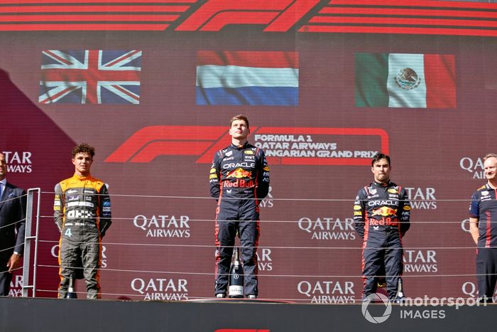 Lando Norris, McLaren, 2ª posición, Max Verstappen, Red Bull Racing, 1ª posición, Sergio Pérez, Red Bull Racing, 3ª posición, en el podio.