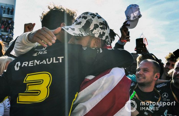 Daniel Ricciardo, Renault F1 Team, si congratula con Lewis Hamilton, Mercedes AMG F1, 2° classificato, per aver conquistato il suo sesto titolo