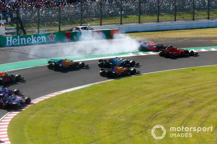 Max Verstappen, Red Bull Racing RB15 trompea después de tocarse con Charles Leclerc, Ferrari SF90 