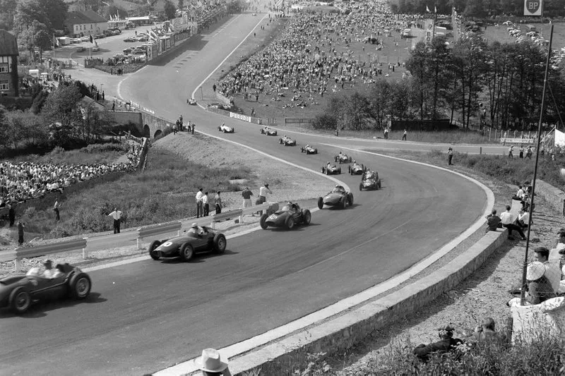 Harry Schell, BRM P25 devant Mike Hawthorn, Ferrari 246 et Stuart Lewis-Evans, Vanwall