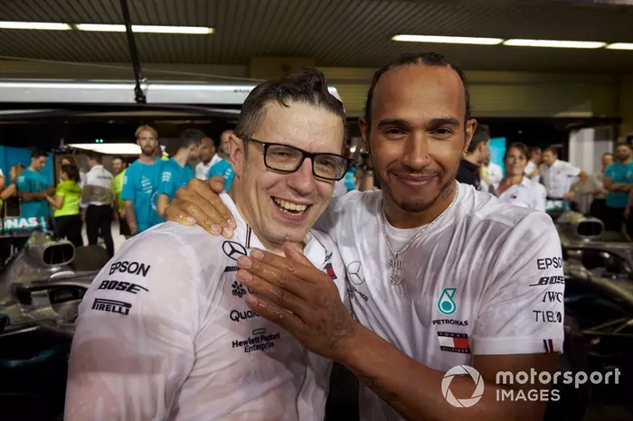 Peter Bonnington, ingegnere di pista, Mercedes AMG, e Lewis Hamilton, Mercedes AMG F1, primo classificato, festeggiano