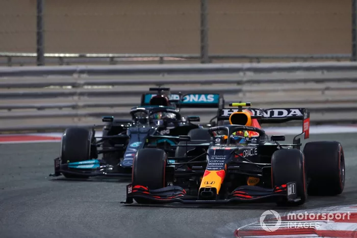 Sergio Pérez, Red Bull Racing RB16B, Lewis Hamilton, Mercedes W12