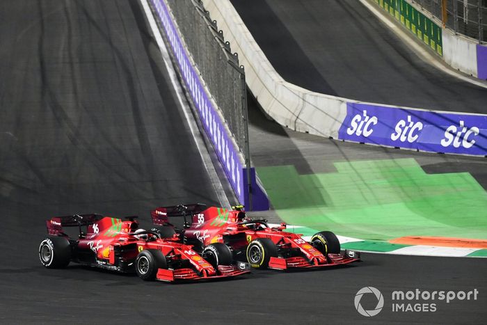 Charles Leclerc, Ferrari SF21, lucha con Carlos Sainz Jr., Ferrari SF21