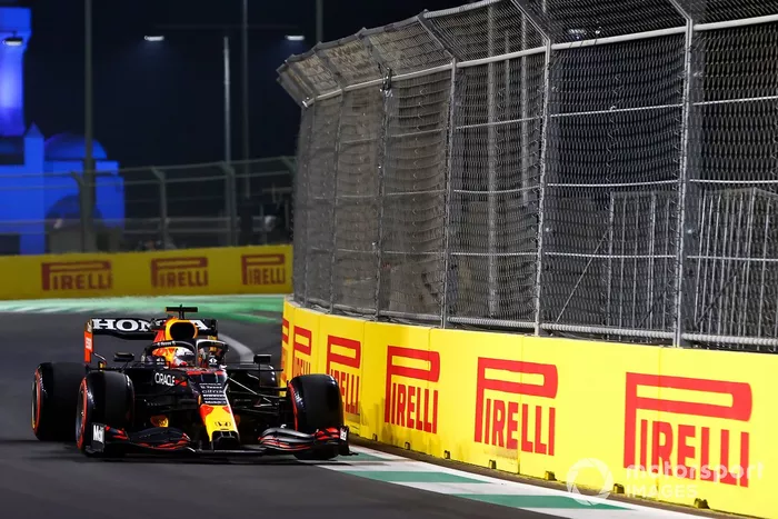 Max Verstappen, Red Bull Racing RB16B, Mick Schumacher, Haas VF-21