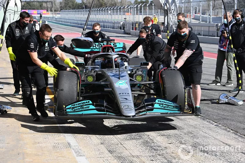 Des mécaniciens dans la voie des stands avec George Russell, Mercedes W13