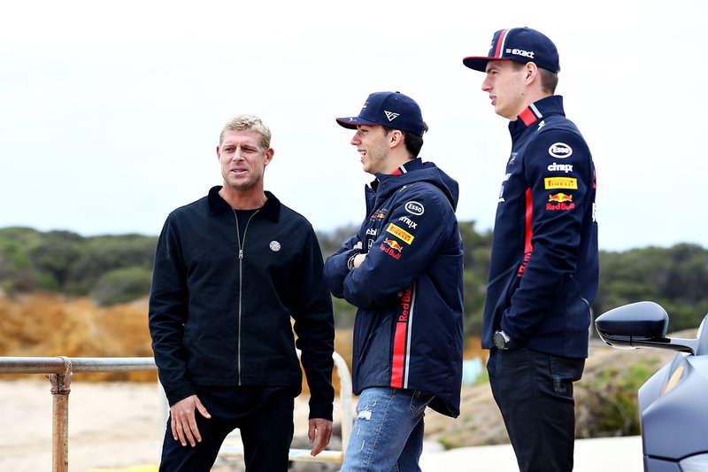 Max Verstappen, Red Bull Racing y Pierre Gasly, Red Bull Racing se preparan para ir a surfear con la leyenda del surf Mick Fanning