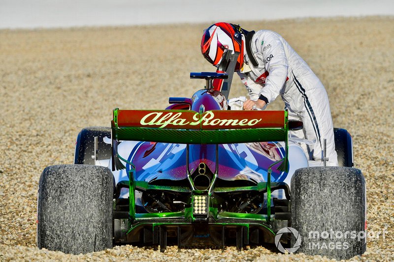 Кімі Райкконен, Alfa Romeo Racing C38, розвернув болід та опинився в гравії зранку