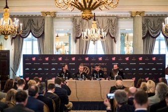 Romain Grosjean, Haas F1 Team, Kevin Magnussen, Haas F1 Team, Guenther Steiner, Teambaas, Haas F1 en William Storey, CEO Rich Energy in de persconferentie